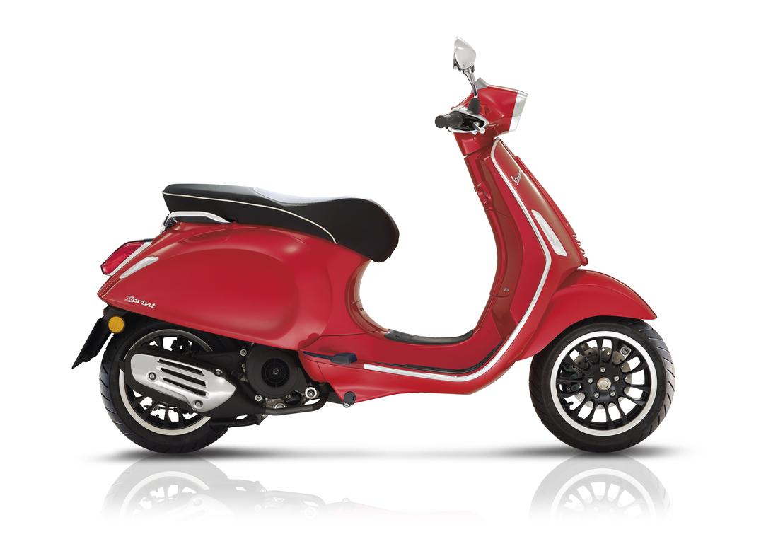 Vespa Sprint 125 rouge, profil droite