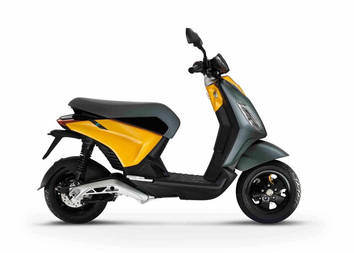 Piaggio 1 plus jaune et gris mat, profil droite