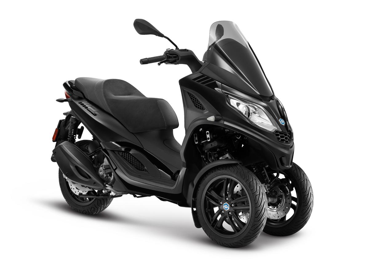 Piaggio MP3 Deep Black 300 , 3 quart face  profil  droit