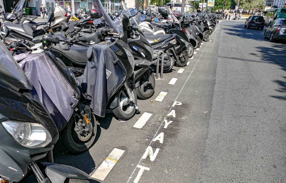 Stationnement payant pour les deux roues motorisés à Paris
