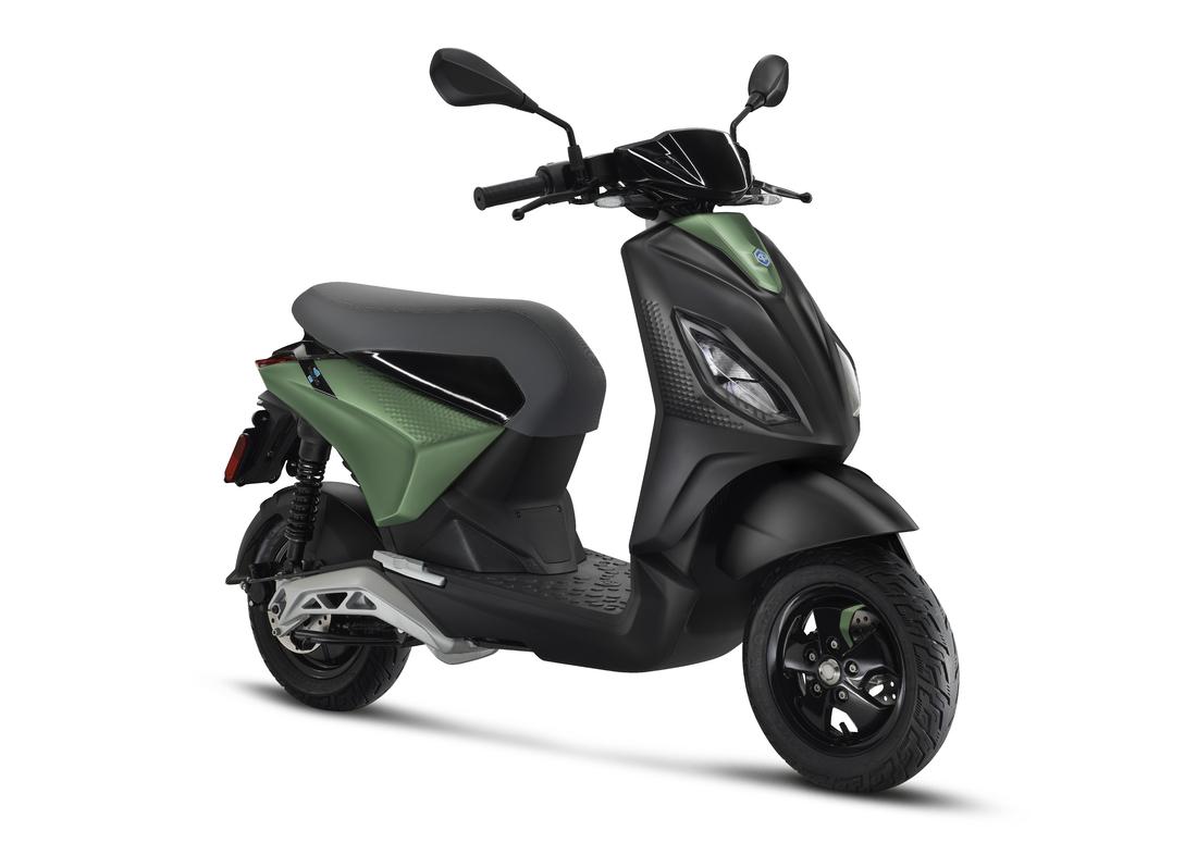 Piaggio 1 vert et gris mat, 3 quart face droite