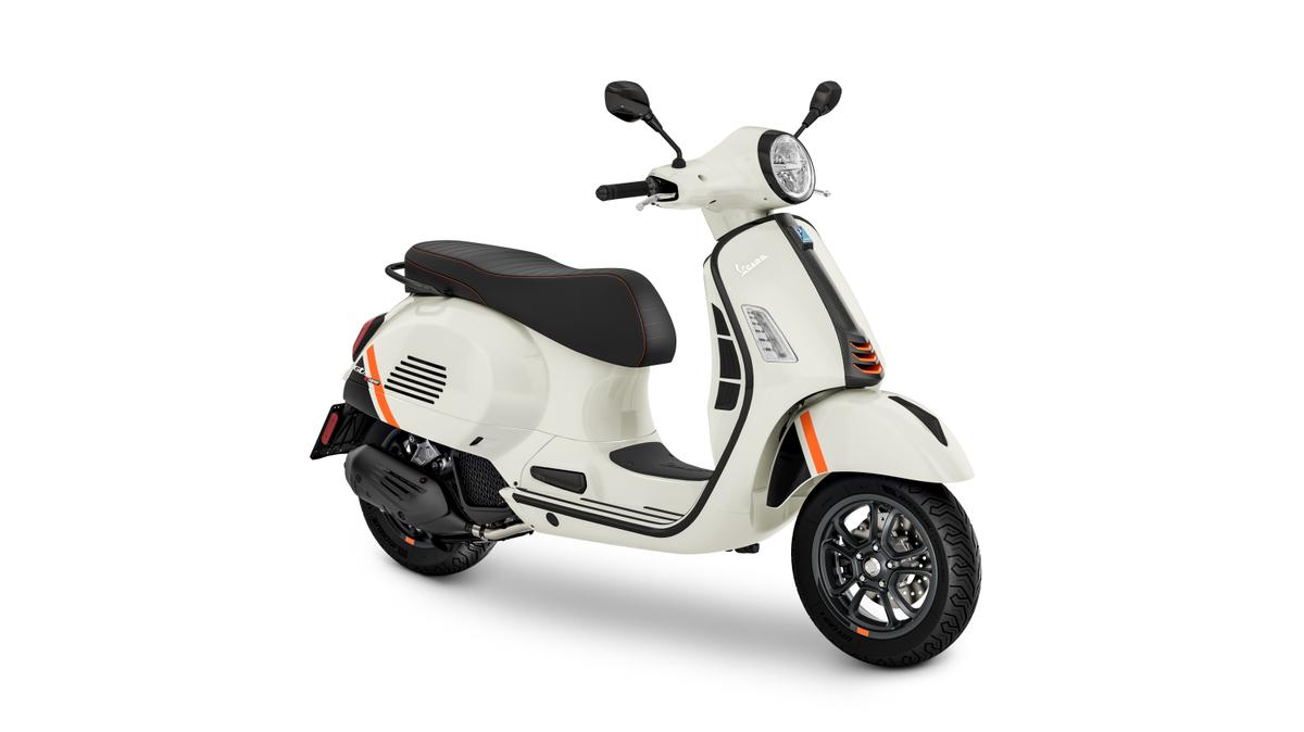 GTS Super Sport 125 bianco innocente , 3 quarts face droit