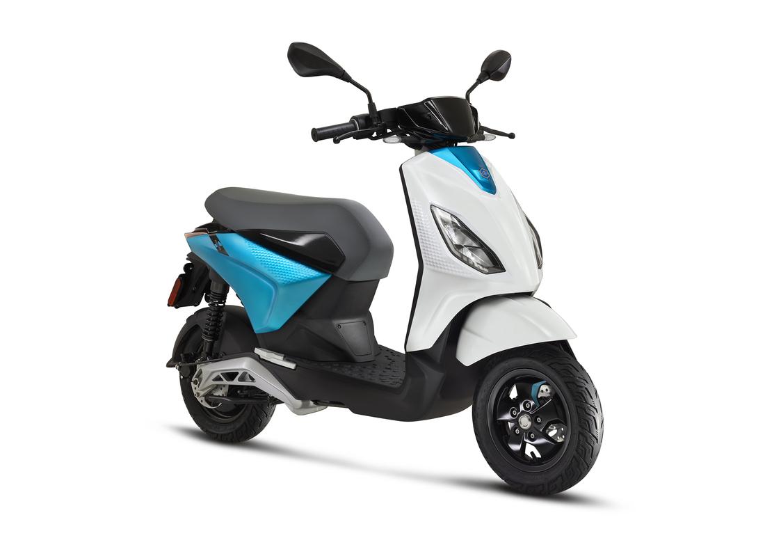 Piaggio 1 blanc et bleu, 3 quart face droite