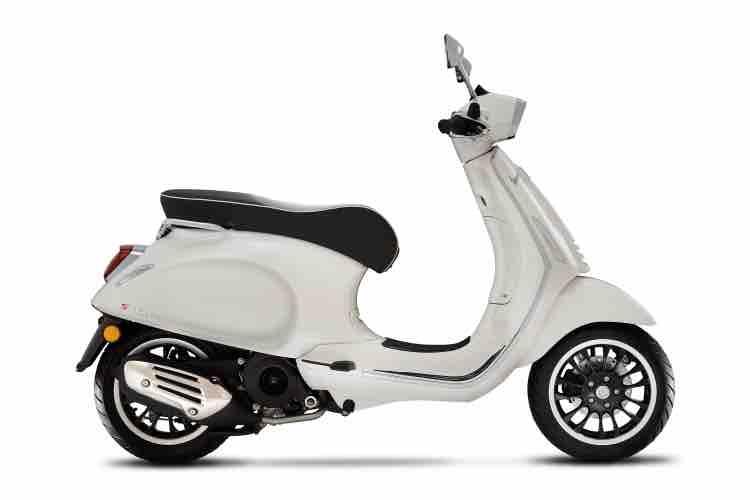 Vespa Sprint 125 blanc, profil droite