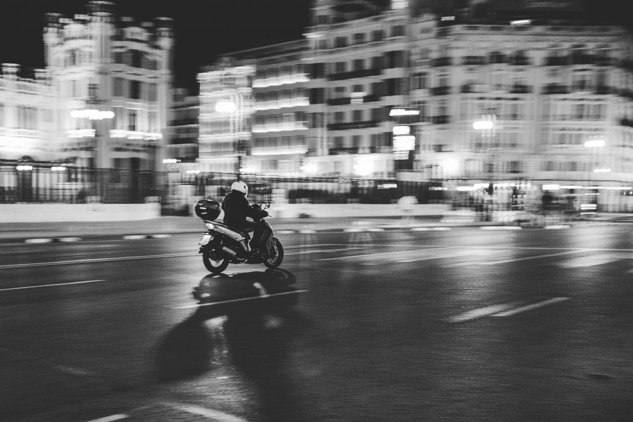 Bien s'équiper pour rouler de nuit en scooter