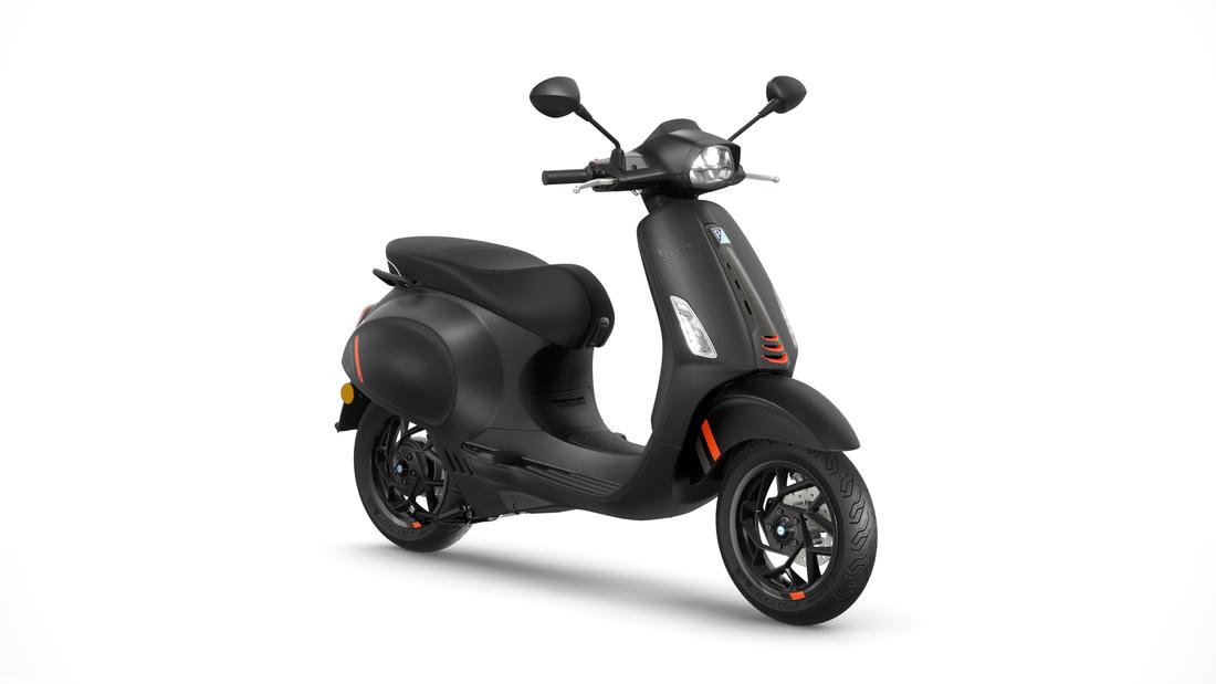 Vespa Sprint S Elettrica 2023 nero convinto, 3 quart face droite