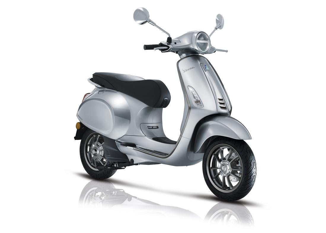 Vespa Elettrica 70 km/h gris, 3 quarts face droit