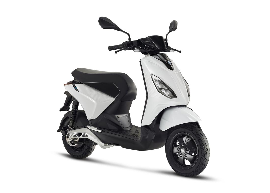 Piaggio 1 blanc, 3 quart face droite