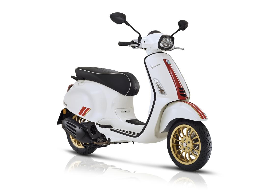 Vespa Sprint 125 Racing Sixties blanc et rouge, 3 quart face droit