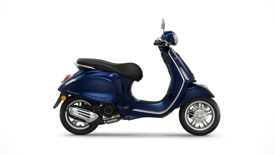 Vespa Primavera 50 bleu,  profil droit