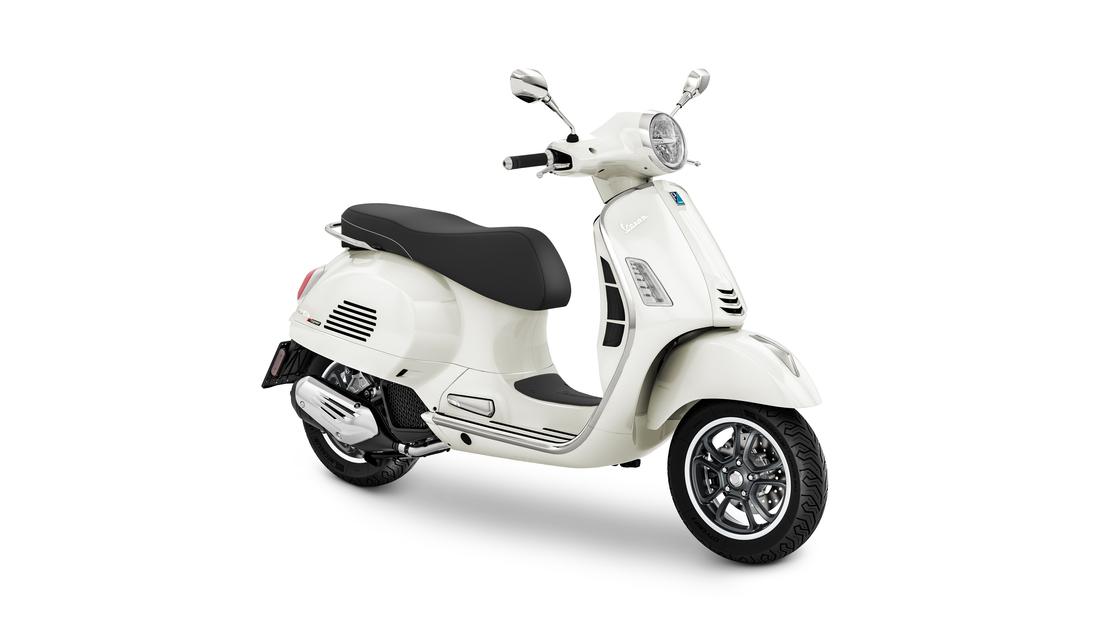 Vespa GTS Super 125 blanc , 3 quarts face droit