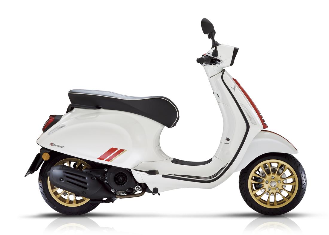 Vespa Sprint 125 Racing Sixties blanc et rouge,  profil droit