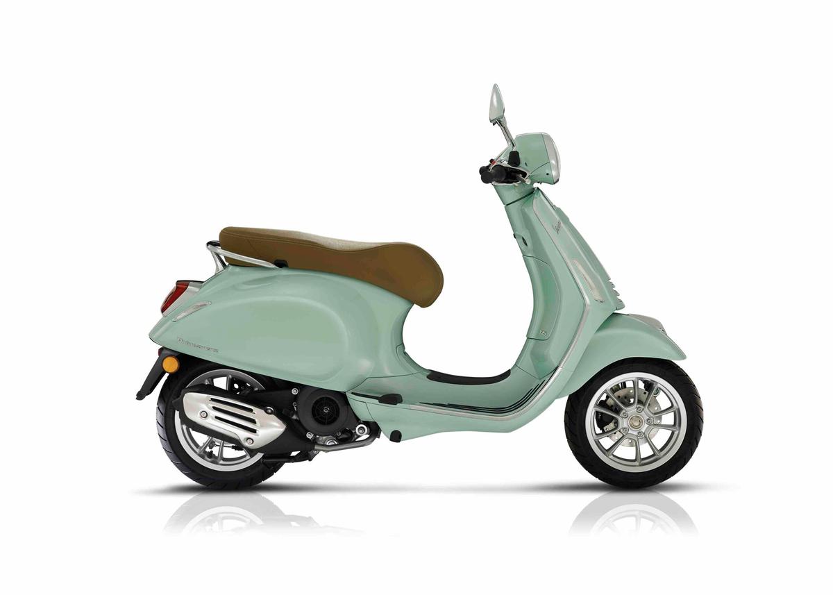 Vespa Primavera 125 vert, profil droite