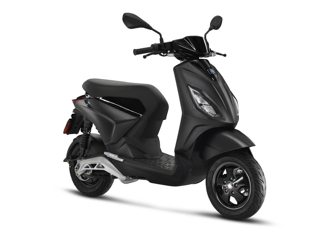 Piaggio 1 noir mat, 3 quart face droite