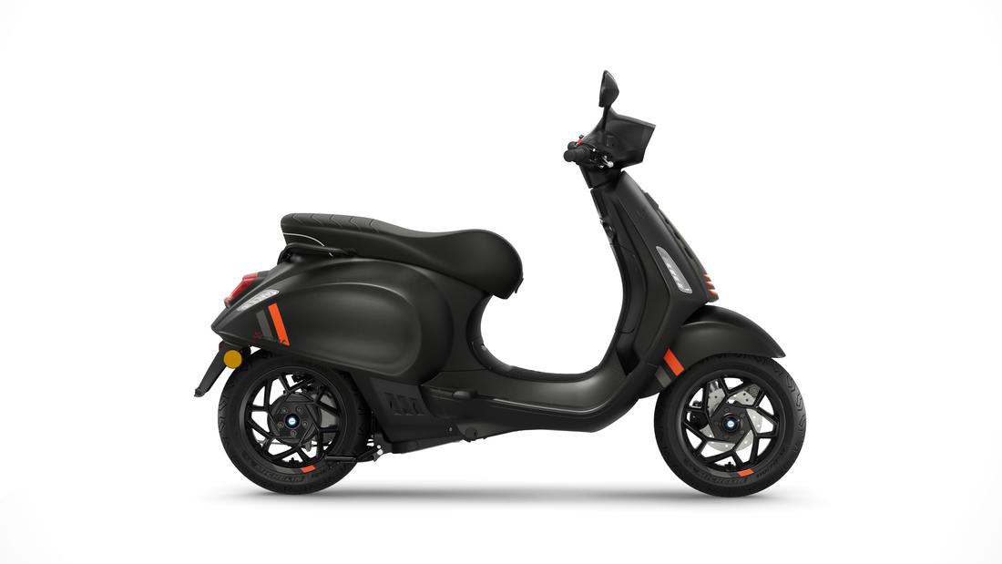 Vespa Sprint S Elettrica 2023 nero convinto, profil droite