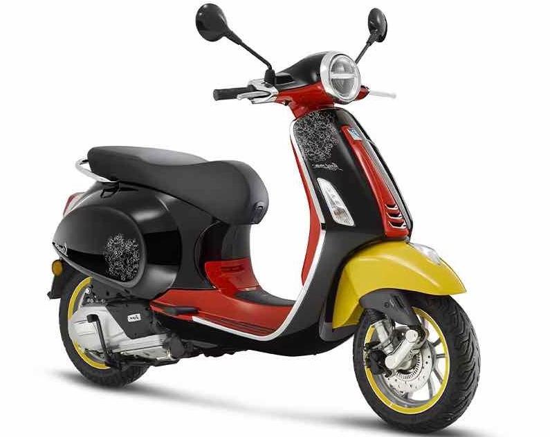 Vespa Primavera 125 Disney Mickey Mouse 3 quart face droit