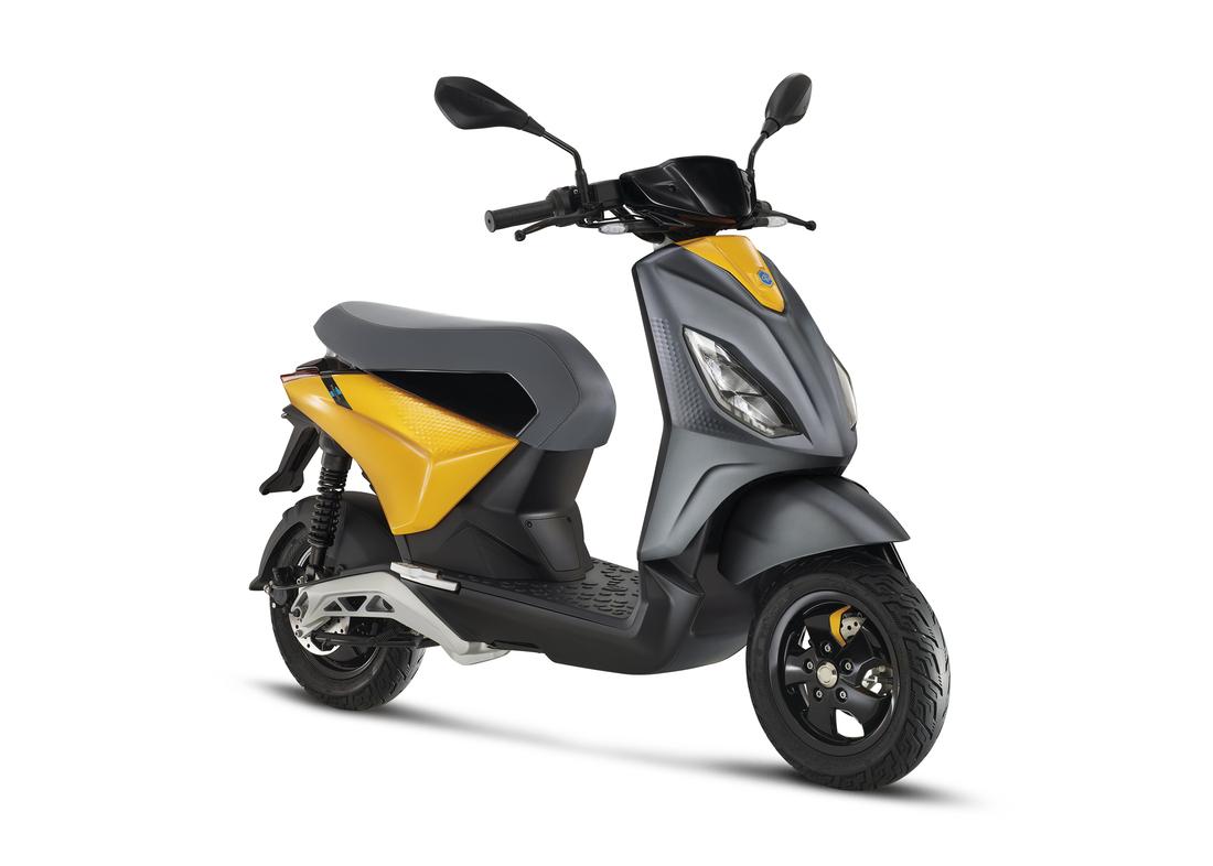 Piaggio 1 jaune et gris mat, 3 quart face droite