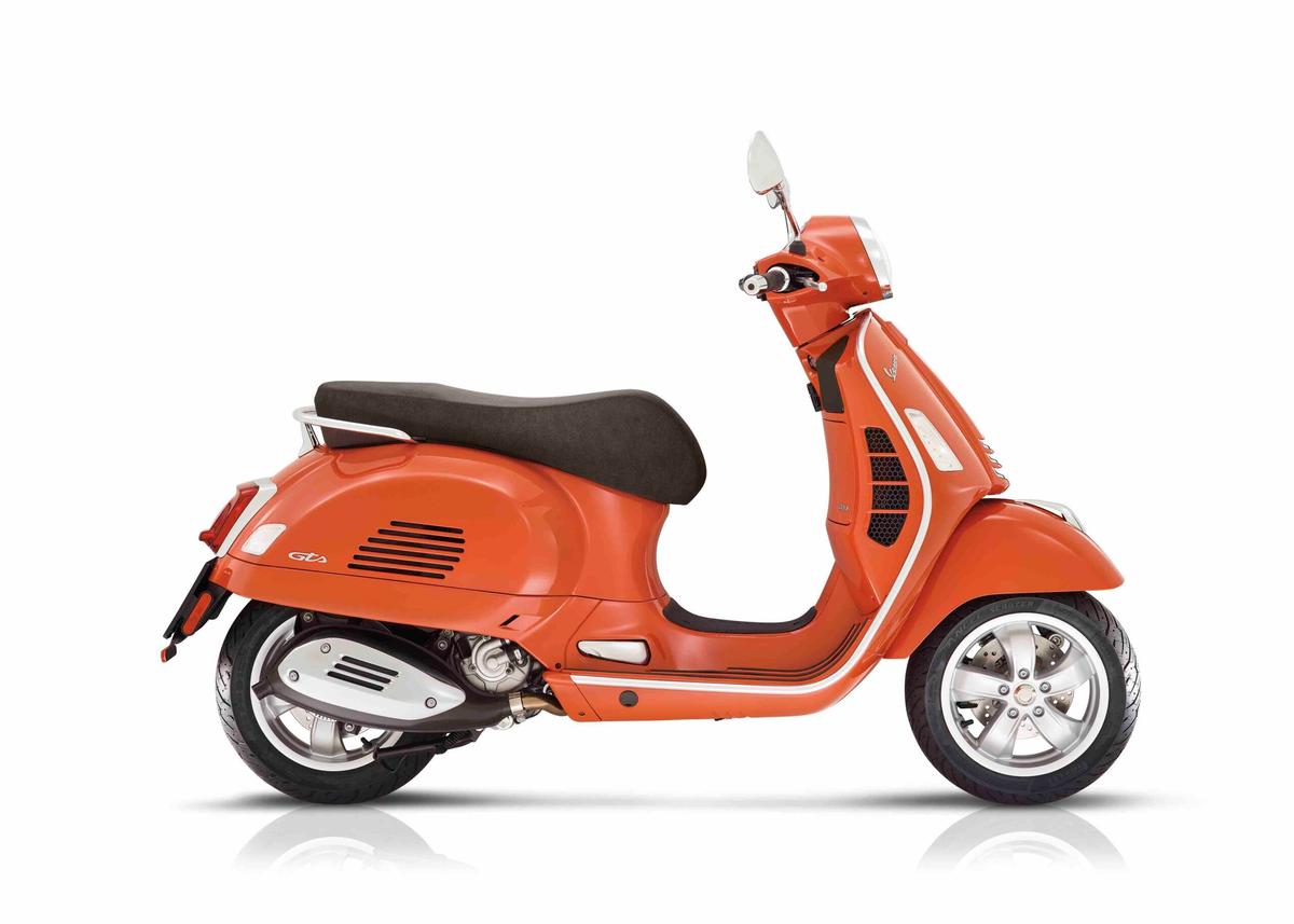 Vespa GTS 300 HPE orange, profil droite