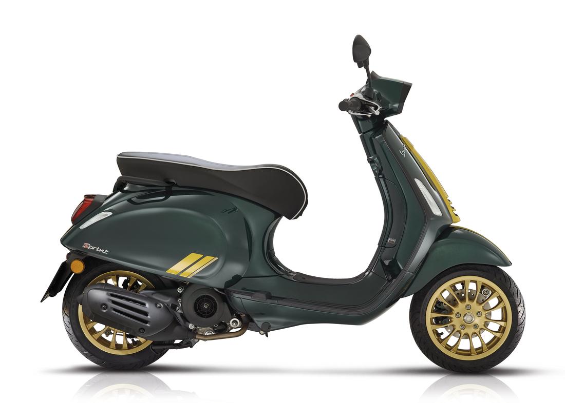 Vespa Sprint 125 Racing Sixties vert et jaune, profil droit