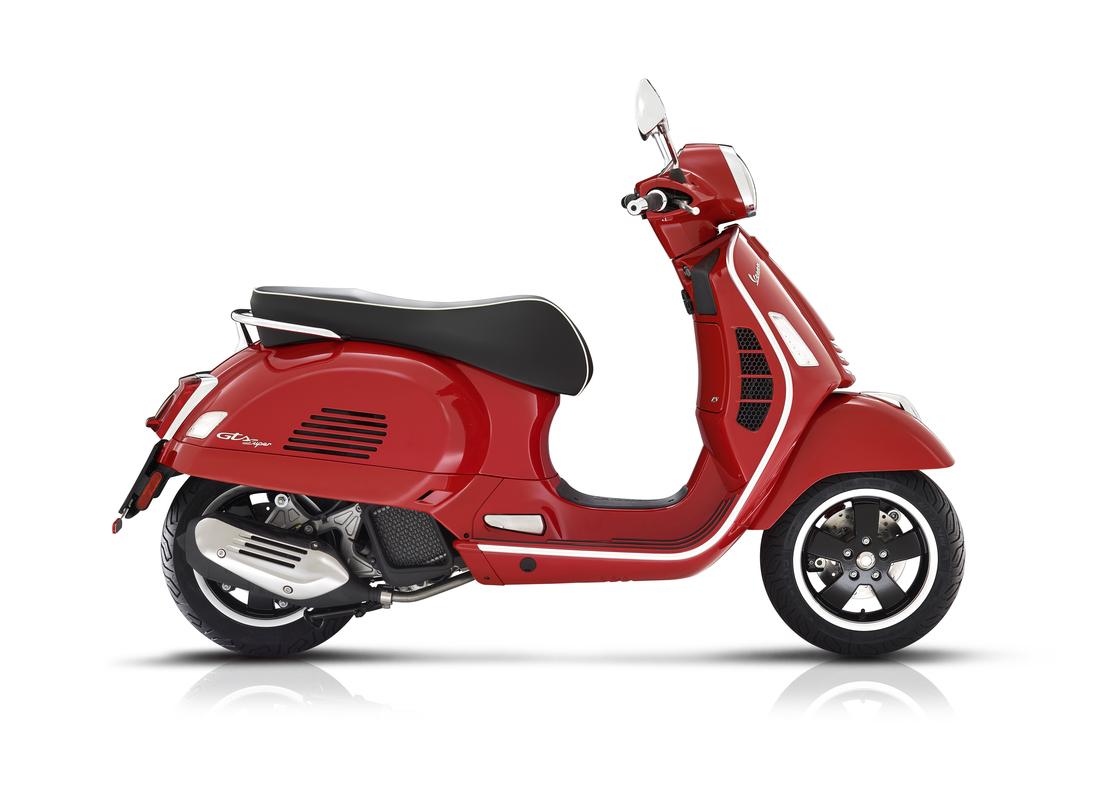 Vespa GTS Super 125 rouge, profil droit