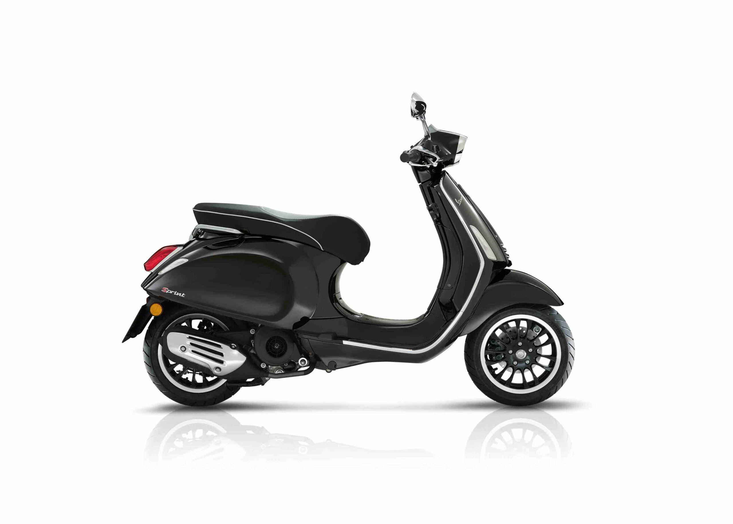 Vespa Sprint 125 noir, profil droite