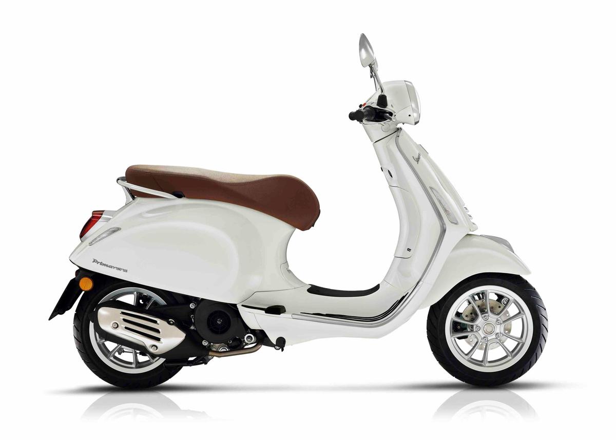 Vespa Primavera 125 blanc, profil droite