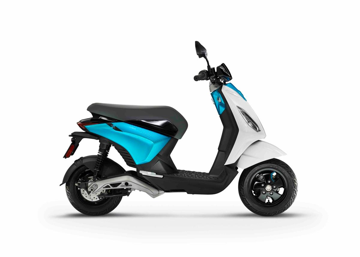 Piaggio 1 plus blanc et bleu, profil droite