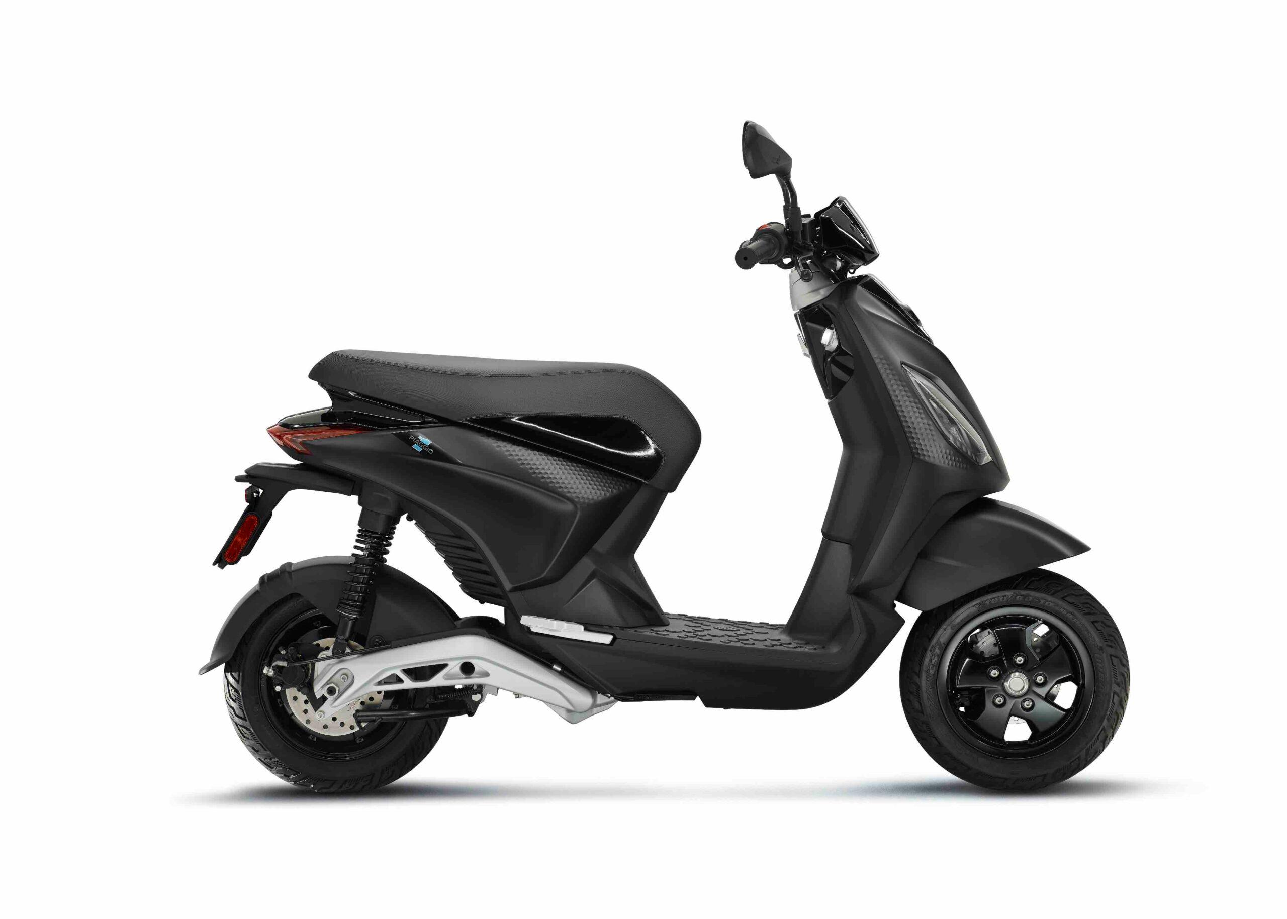 Piaggio 1 plus noir mat, profil droite