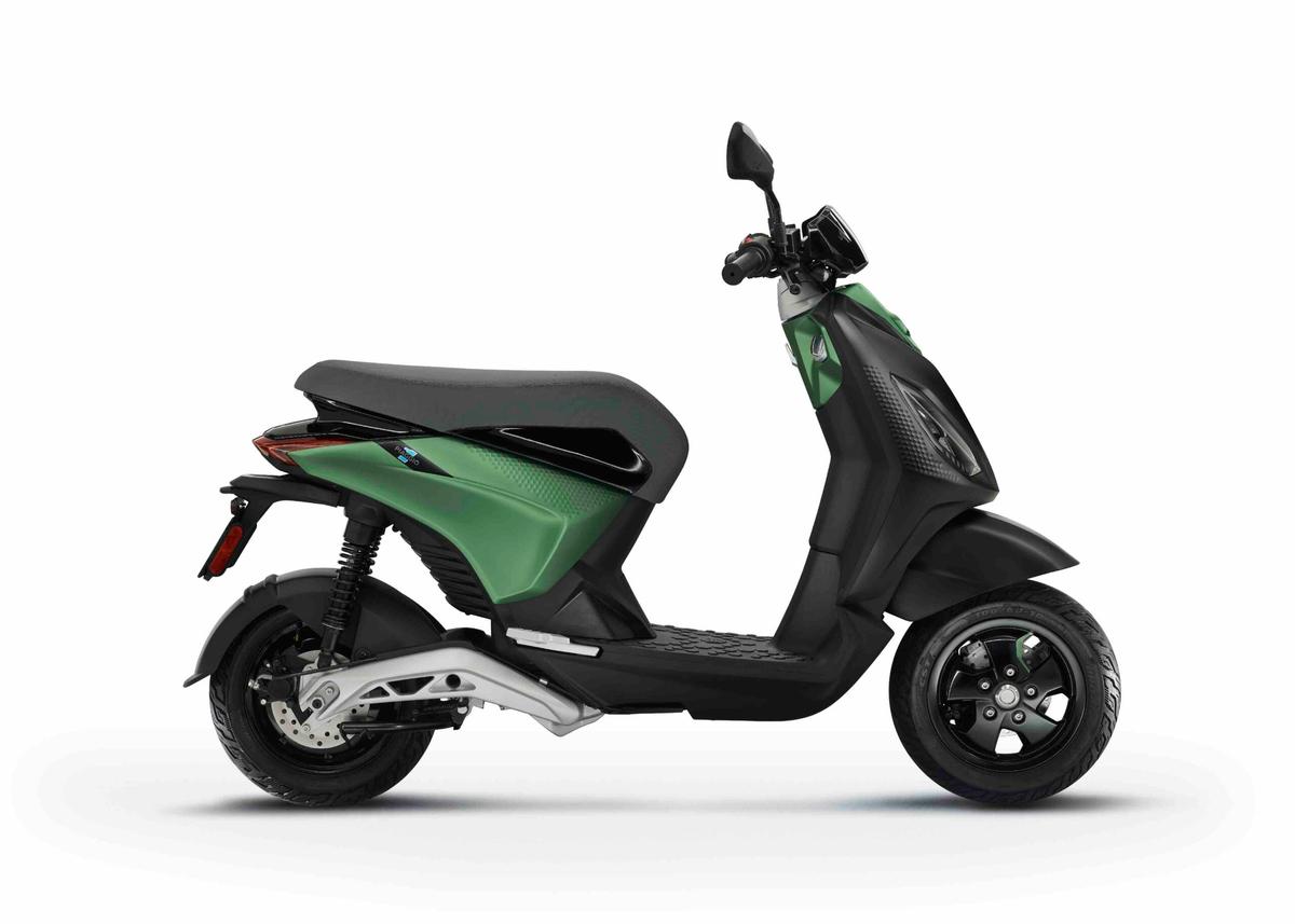 Piaggio 1 plus vert et gris mat, profil droite