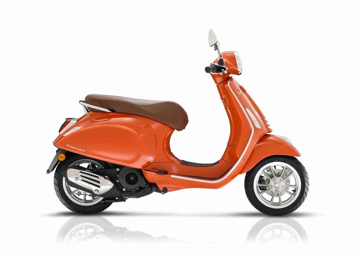 Vespa Primavera 125 orange profil droite