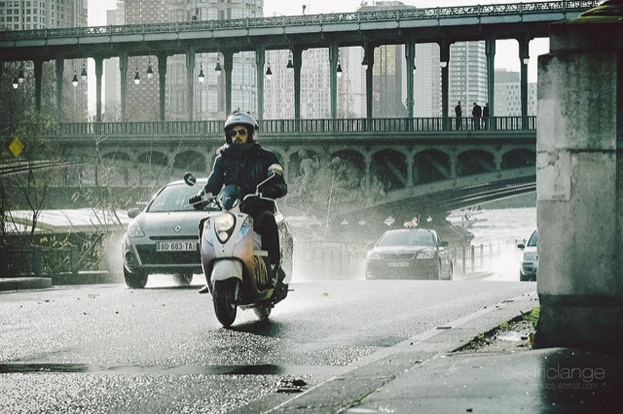 Rouler sous la pluie avec un scooter : quelles précautions ?
